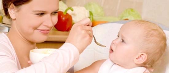 mamma imbocca bambino2